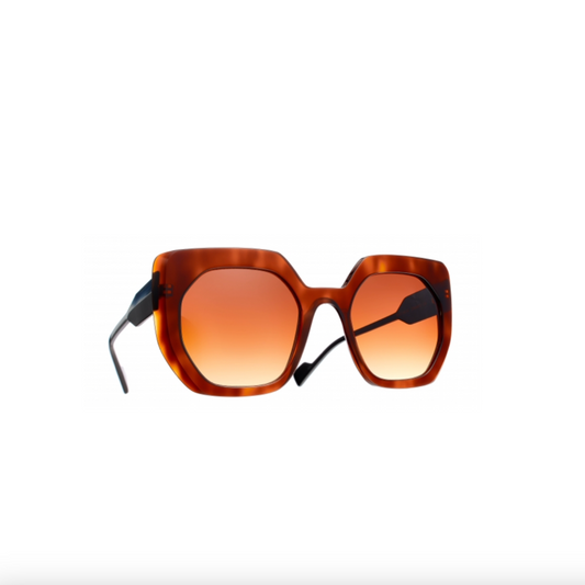 Caroline Abram Domino